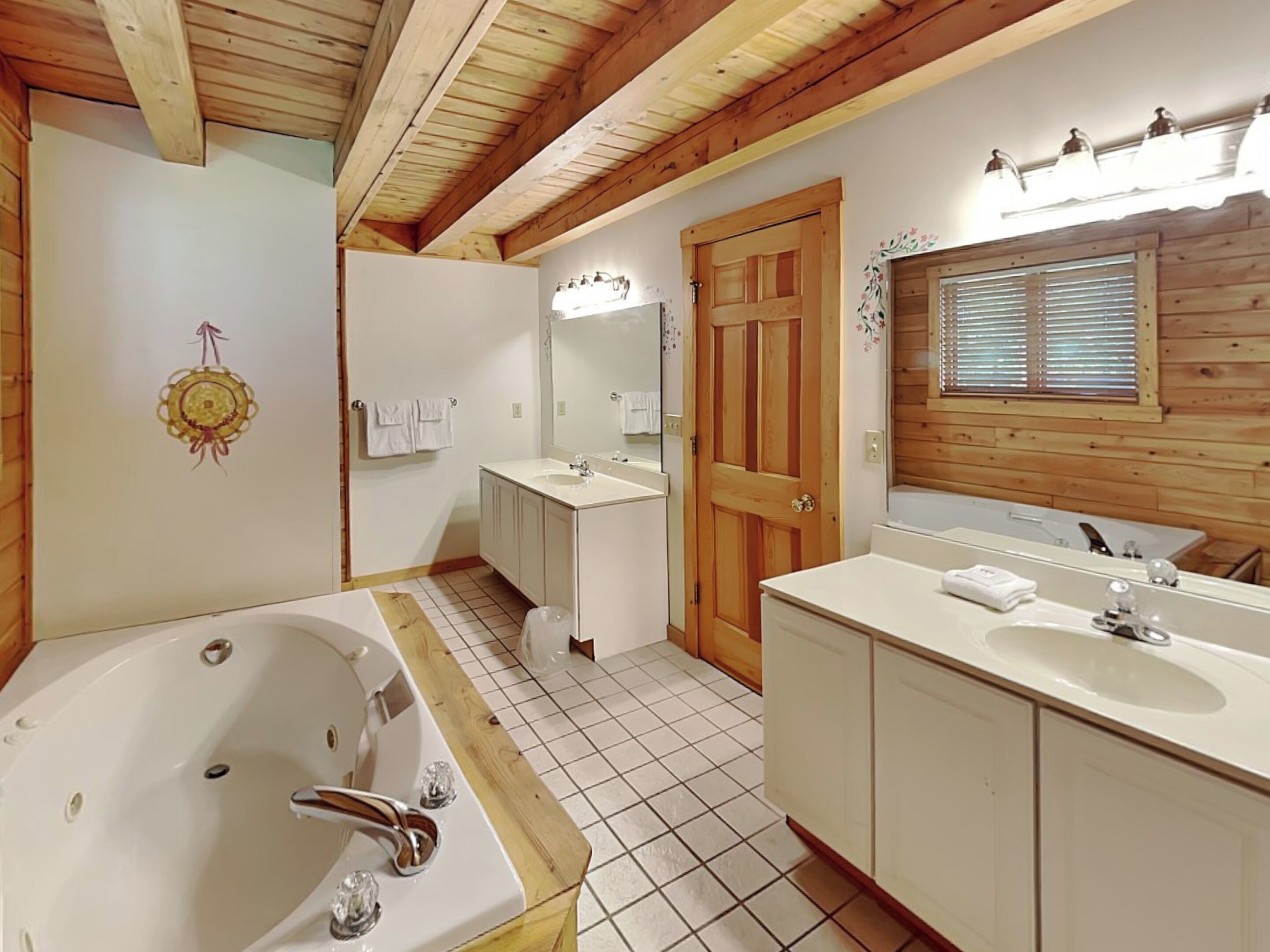 Une salle de bain avec une baignoire, un lavabo et un miroir.