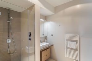 Secador de pelo y toallas