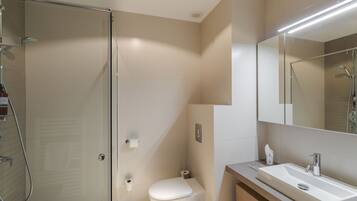 Een haardroger, handdoeken