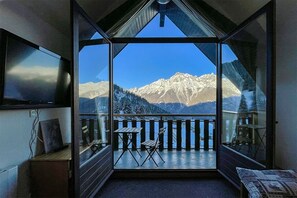 A room with a balcony overlooking snow-covered mountains. - L'Alp'Oz - Au pied des pistes (Oz)