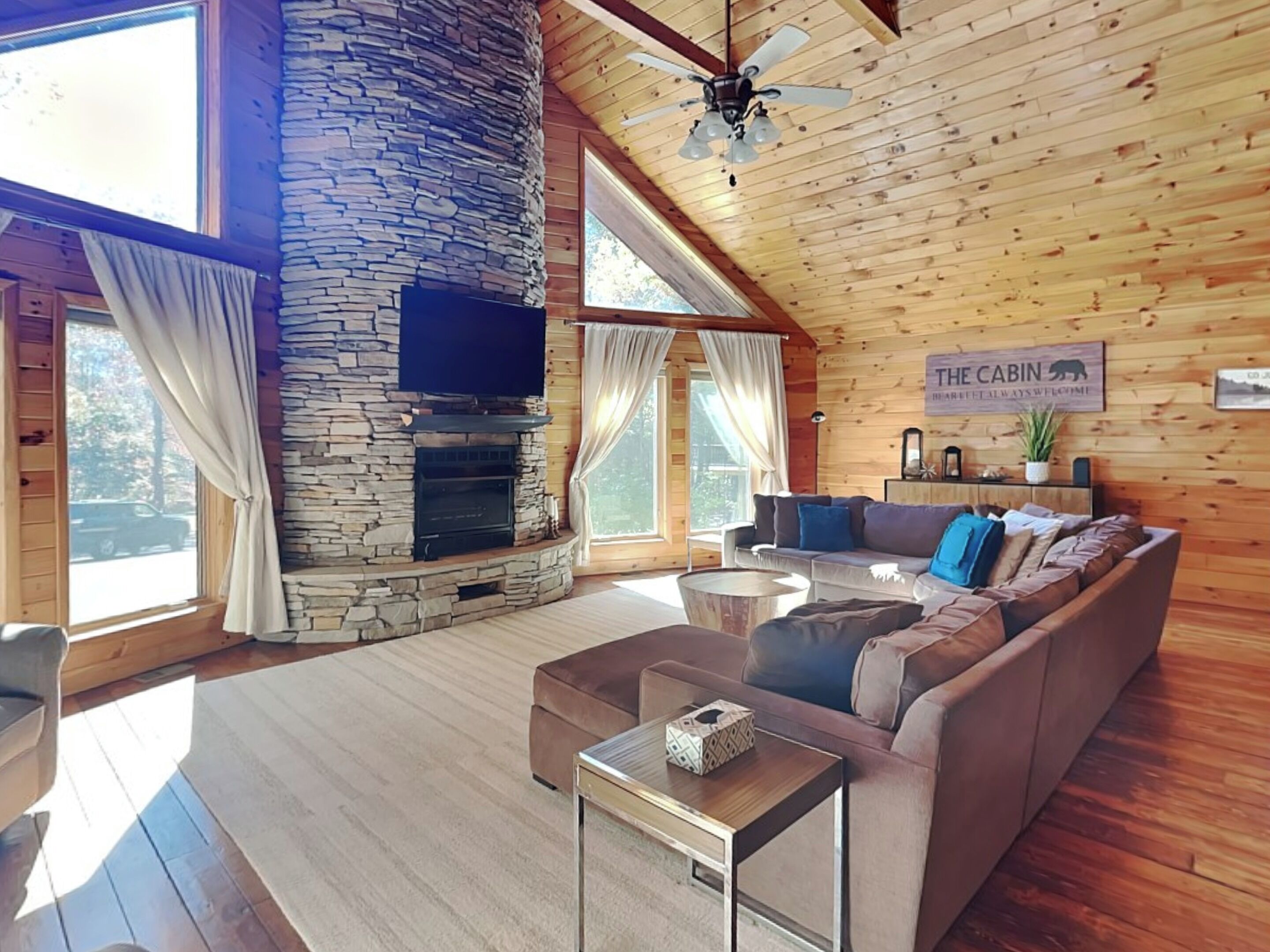 Hus (5 Bedrooms) | Oppholdsområde | En 42-tommers Flatskjerm-TV med digitale kanaler samt peis