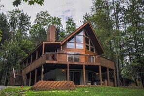 House (3 Bedrooms) | Front of property - Howling Wolf Den by Taylor Made Deep Creek (Oakland)