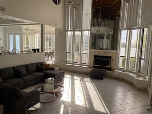 Una mesa de tenis de mesa, una videoteca