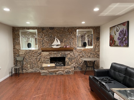 Interior. Cheerful home,4bedrooms,6beds,2baths,TV,Central AC