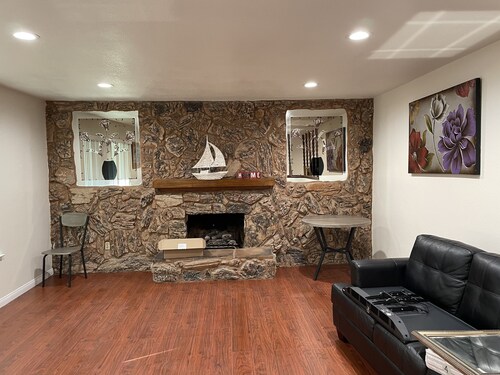 Entire house/4 bedrooms/10 people/2bath/TV/central AC