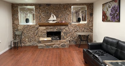 Entire house/4 bedrooms/10 people/2bath/TV/central AC