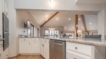 House (5 Bedrooms) | Property amenity