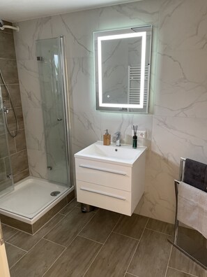 Dusche, Haartrockner, Handtücher, Toilettenpapier