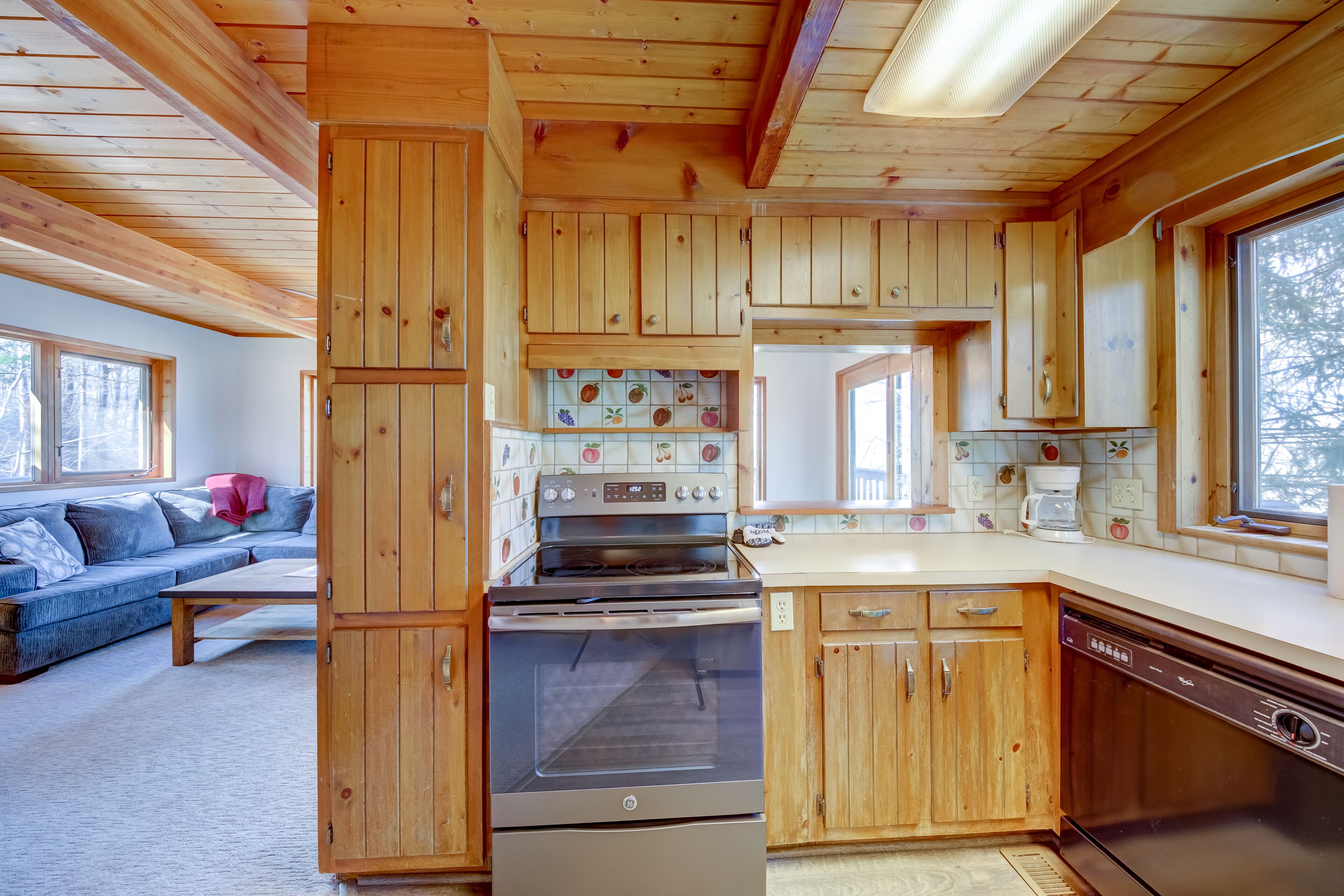 Relaxing cabin with WiFi, mountain view, gas grill, central AC, and game room