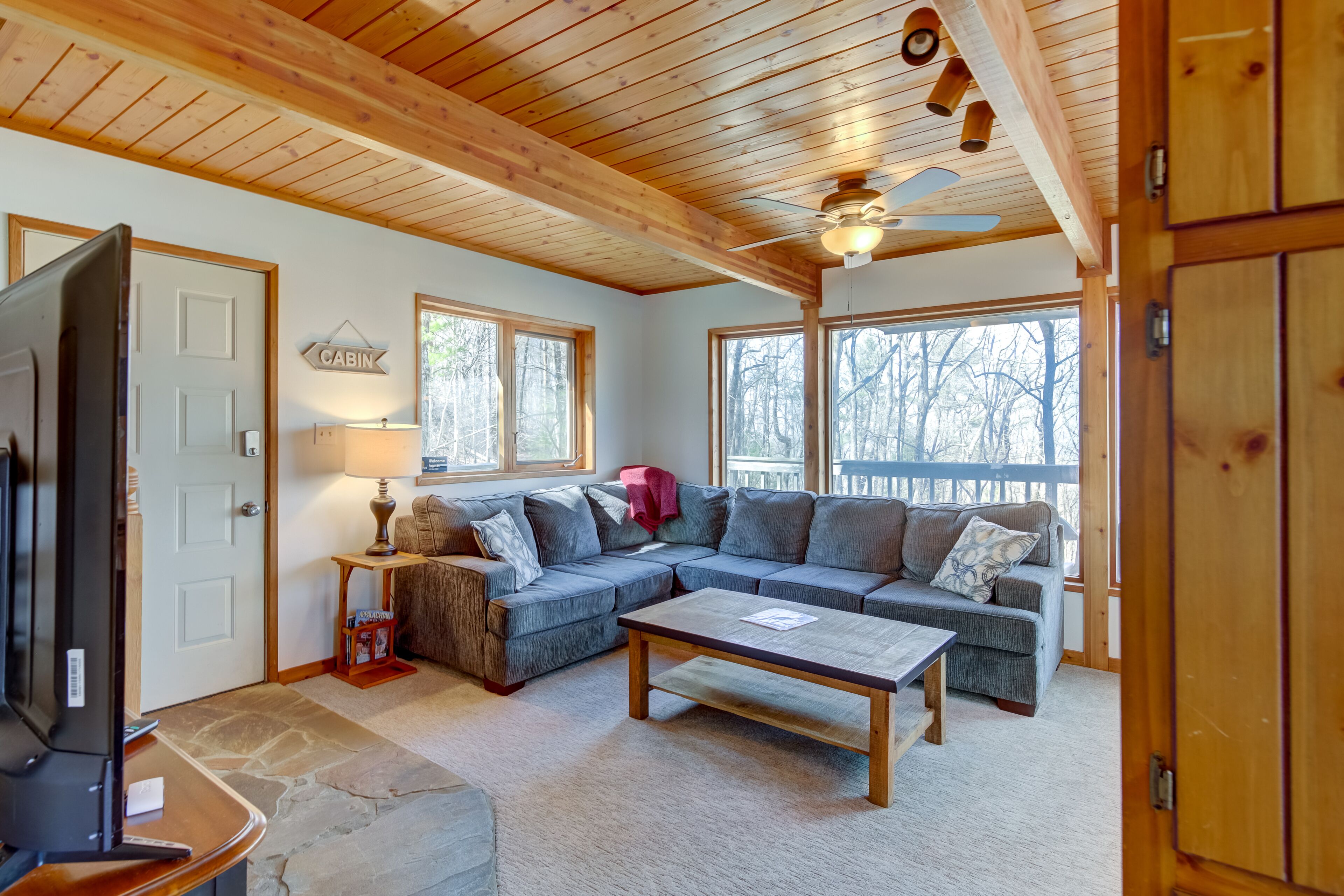 Relaxing cabin with WiFi, mountain view, gas grill, central AC, and game room
