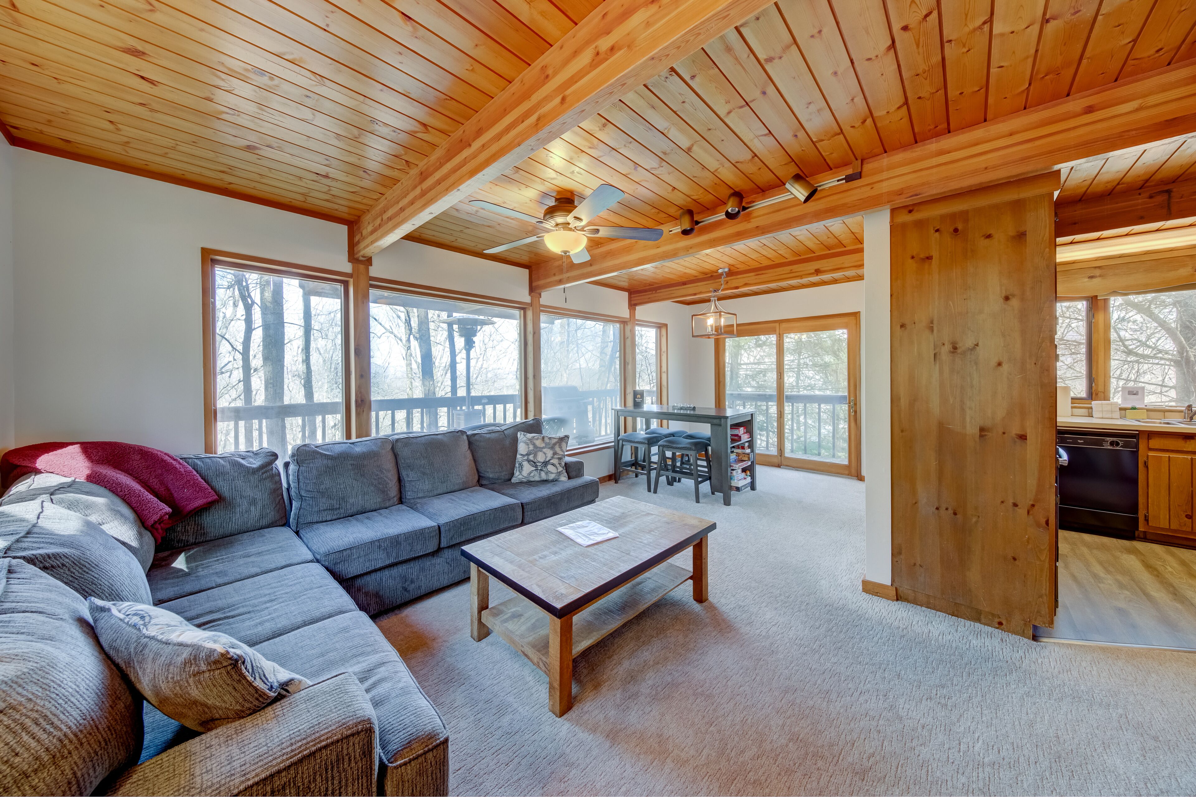 Relaxing cabin with WiFi, mountain view, gas grill, central AC, and game room