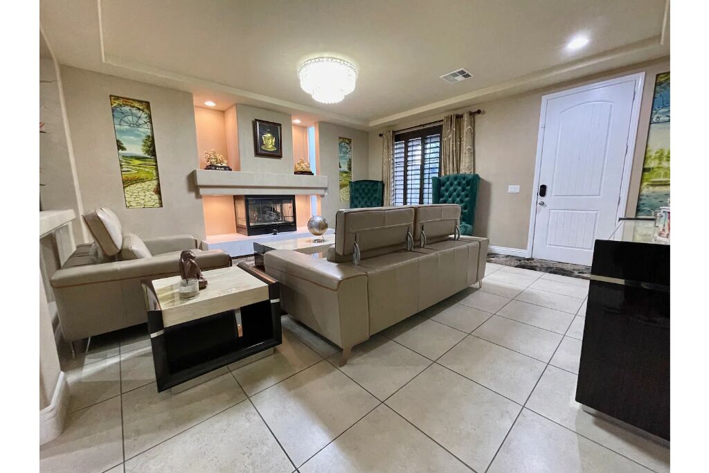 Luxury, Cheerful & Spacious 5 Bedroom Home! Free P