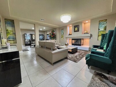 Luxury, Cheerful & Spacious 5 Bedroom Home! Free P