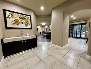 5 Schlafzimmer, Schreibtisch, Bügeleisen/Bügelbrett, kostenloses WLAN