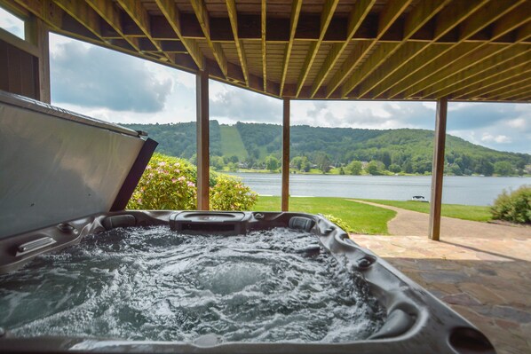 Outdoor spa tub