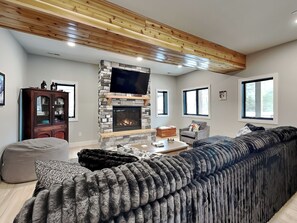 Casa (Multiple Bedrooms) | Area soggiorno | TV 40 pollici con canali via cavo, caminetto