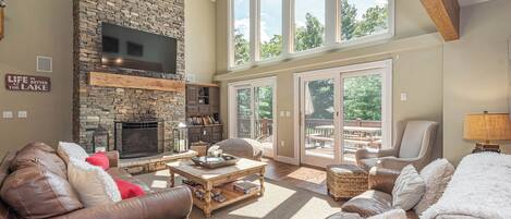 House (6 Bedrooms) | Living area | TV, fireplace, ping pong