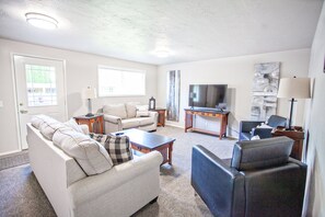 TV connectée, cheminée, jeux vidéo, lecteur de DVD