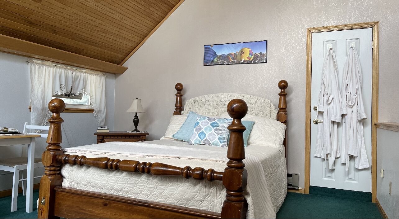 Private upstairs B&B suite in the heart of the Black Hills!