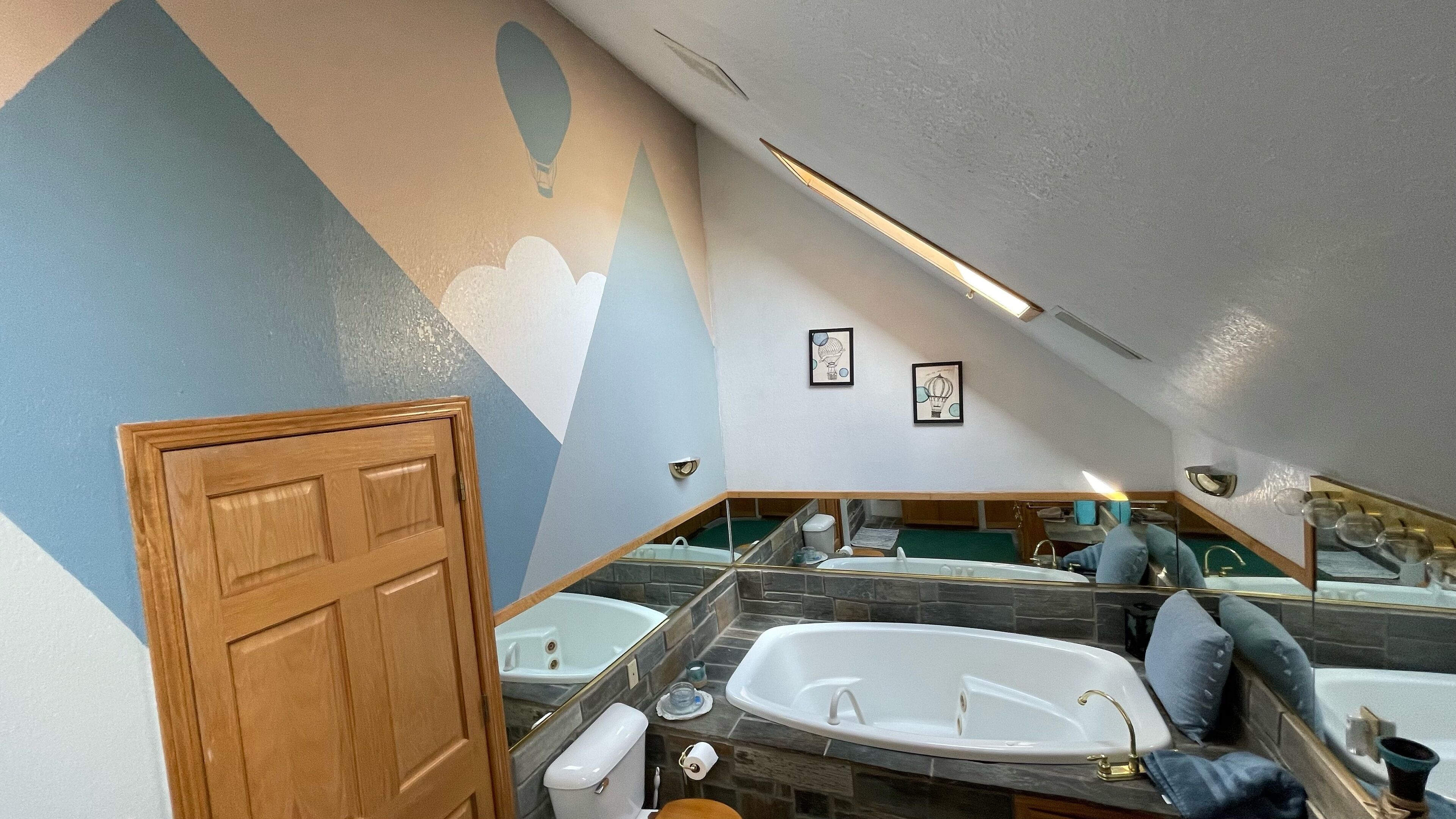 Private upstairs B&B suite in the heart of the Black Hills!