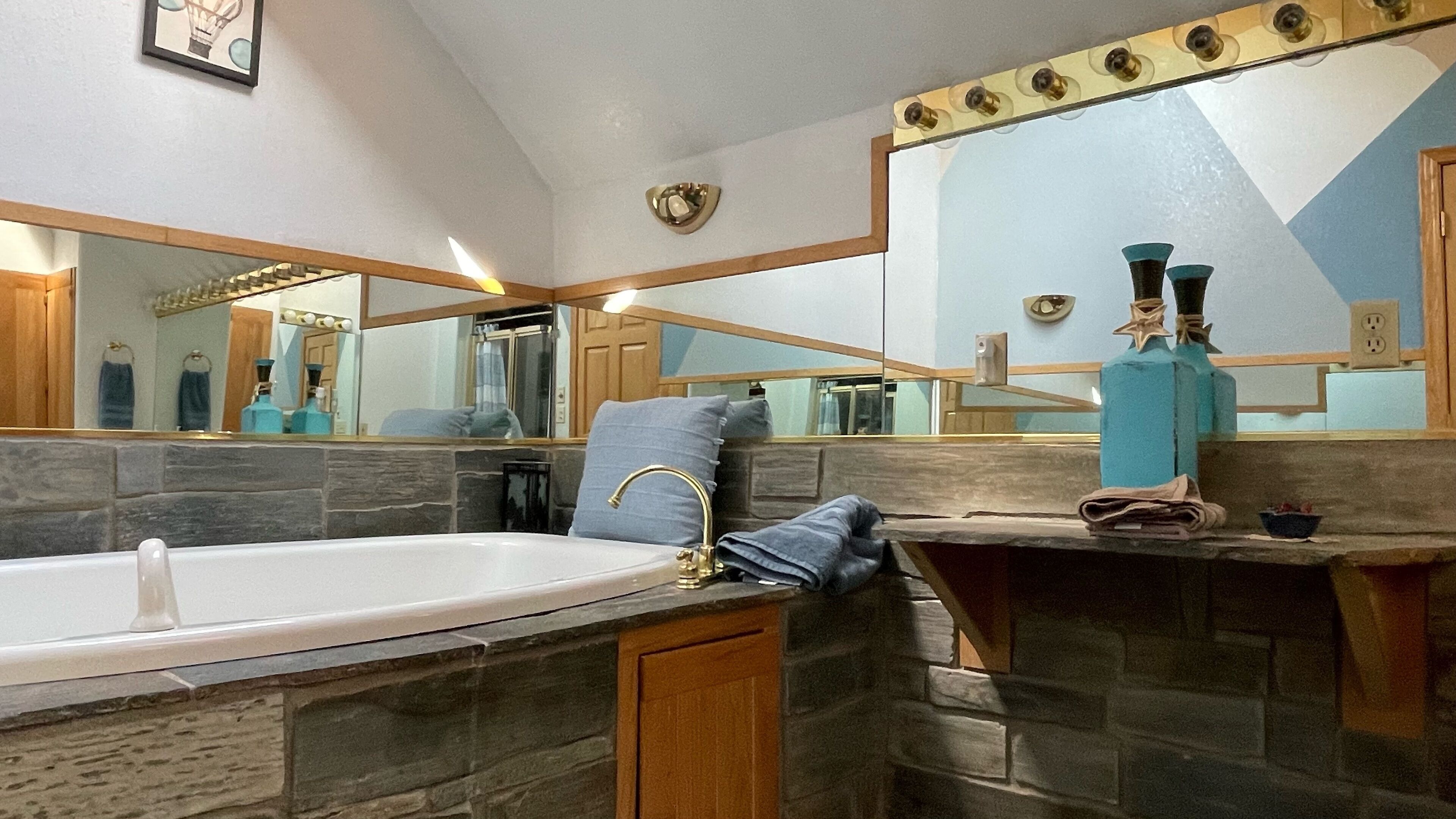 Private upstairs B&B suite in the heart of the Black Hills!