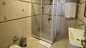 Standard Suite | Bathroom | Slippers - 10 Numara Gold Suit (Erzincan)