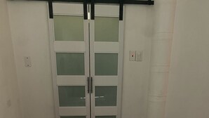 5 soverom, skrivebord, strykejern/-brett og reiseseng for barn