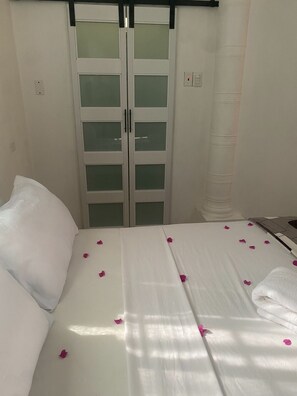 5 bedrooms, desk, iron/ironing board, free WiFi - HCEAS Villa in Tobago is 5 minutes to the airport and beach (Bon Accord)