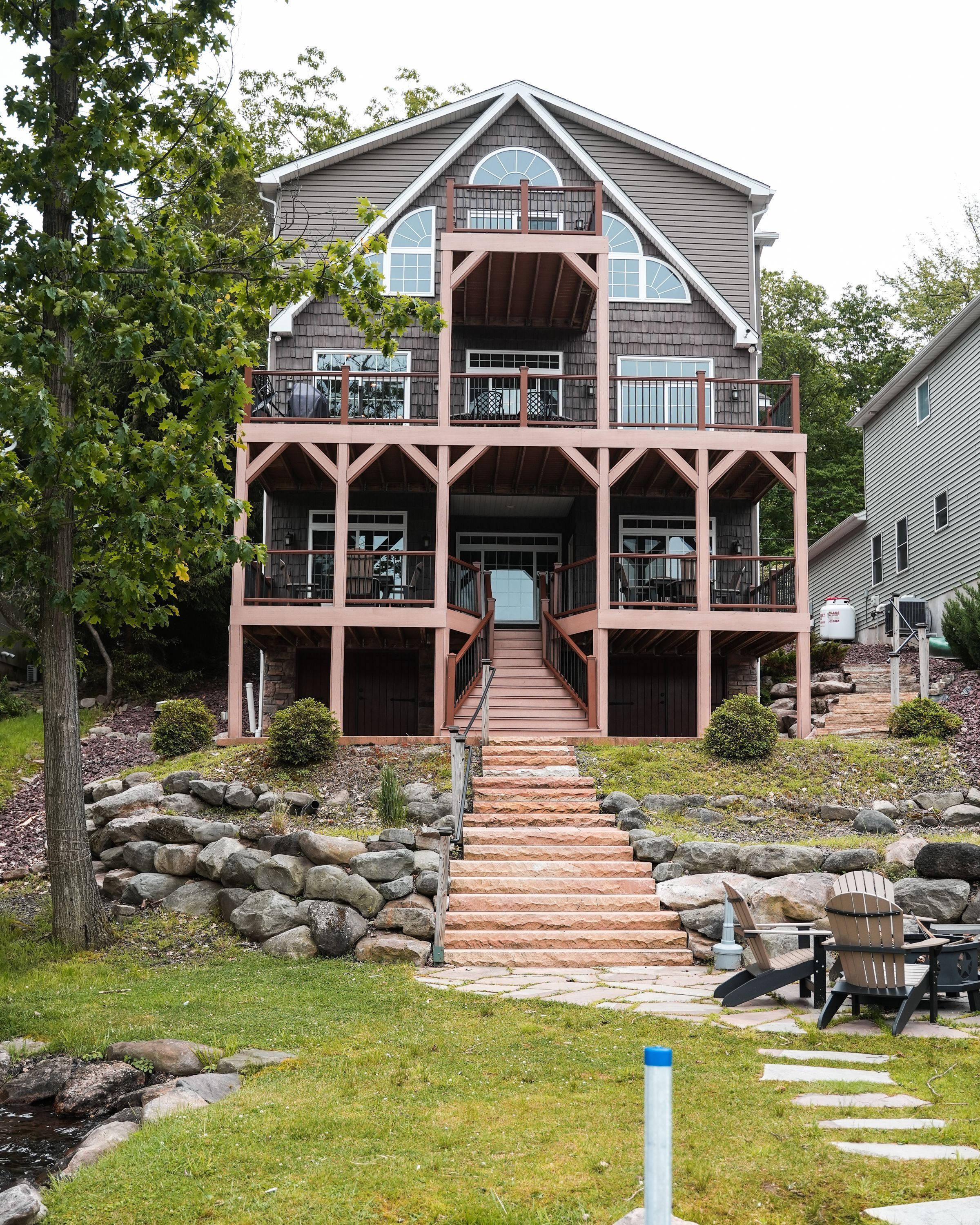 LUXURY LAKEFRONT HOUSE - This is a must see home for your next getaway!