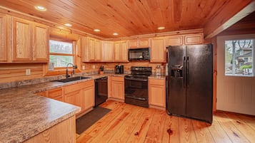 House (5 Bedrooms) | Kemudahan hartanah