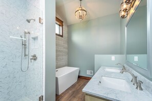 Casa (5 Bedrooms) | Servicio de la propiedad