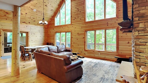 Une cabine spacieuse avec un intérieur en bois, un coin repas et de grandes fenêtres.