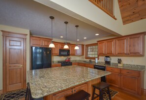 House, Multiple Beds, Hot Tub | Private kitchen | Fridge, microwave, oven, stovetop - Mount Lakemore (Swanton)