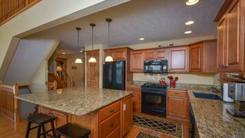 House, Multiple Beds, Hot Tub | Private kitchen | Fridge, microwave, oven, stovetop