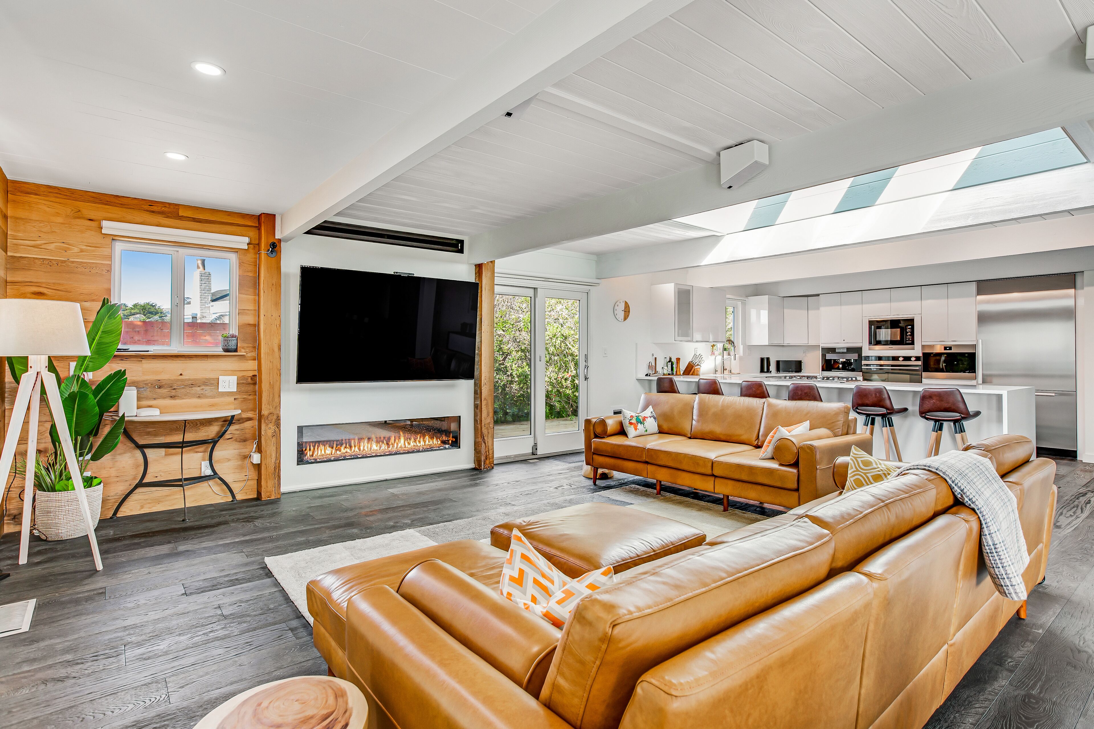 Ocean-view home and guest house with private hot tub, WiFi, and washer/dryer