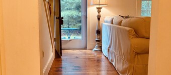  BRAND NEW KITCHEN! CLOSE TO DOWNTOWN EDGARTOWN AND THE BEACH!