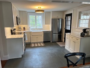 Fridge, microwave, oven, stovetop - BRAND NEW KITCHEN! CLOSE TO DOWNTOWN EDGARTOWN AND THE BEACH! (Edgartown)
