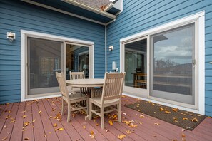 Outdoor dining - Deja Blue (Oakland)