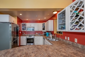 Enjoy cooking in this well-equipped kitchen with an oven, microwave, and dishwasher.