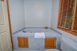House, Multiple Beds, Fireplace | Bathroom | Towels - Paradise at Penn Cove (Oakland)