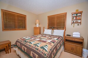 House, Multiple Beds, Fireplace | 3 bedrooms, free WiFi, bed sheets - Paradise at Penn Cove (Oakland)