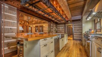 House, Multiple Beds, Hot Tub, Mountain View | Private kitchen | Fridge, microwave, oven, stovetop