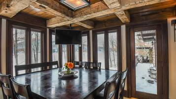 House, Multiple Beds, Hot Tub, Mountain View | Dining