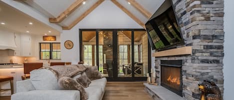 Ferienhaus, Mehrere Betten, Kamin | Wohnzimmer | 40-Zoll-Fernseher mit Kabelempfang, Kamin