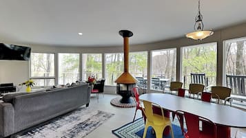 House (3 Bedrooms) | Front of property