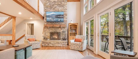 House, Multiple Beds, Hot Tub | Living room