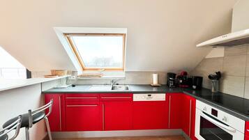 Réfrigérateur, micro-ondes, four, plaque de cuisson