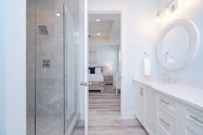 Combined shower/tub, towels