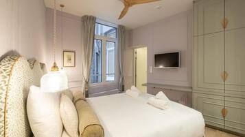 2 bedrooms, desk, iron/ironing board, travel crib