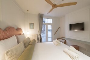 2 habitaciones, escritorio y tabla de planchar con plancha 